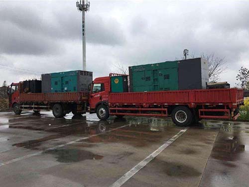 余干涂抹密封胶后，需要等待多长时间才能安装水冷式机油散热器密封件？